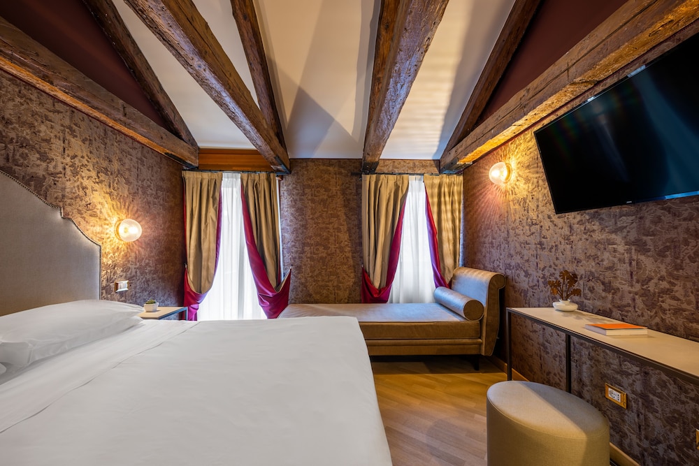 Superior Triple Room thumbnail 5