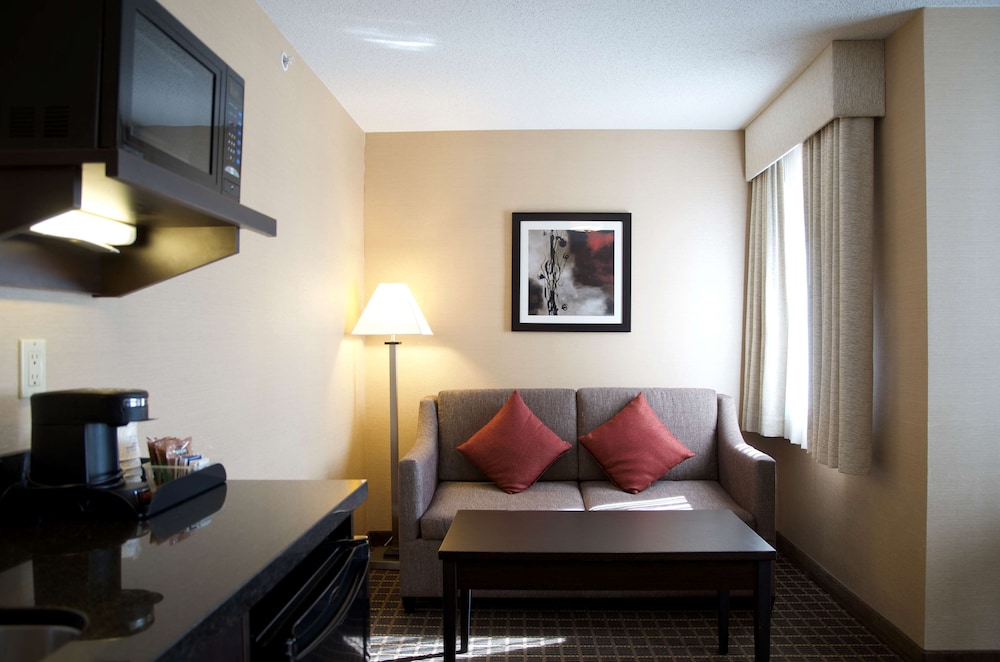 Suite, 2 Queen Beds, Non Smoking, Refrigerator & Microwave (Third Bed Is A Sofabed)