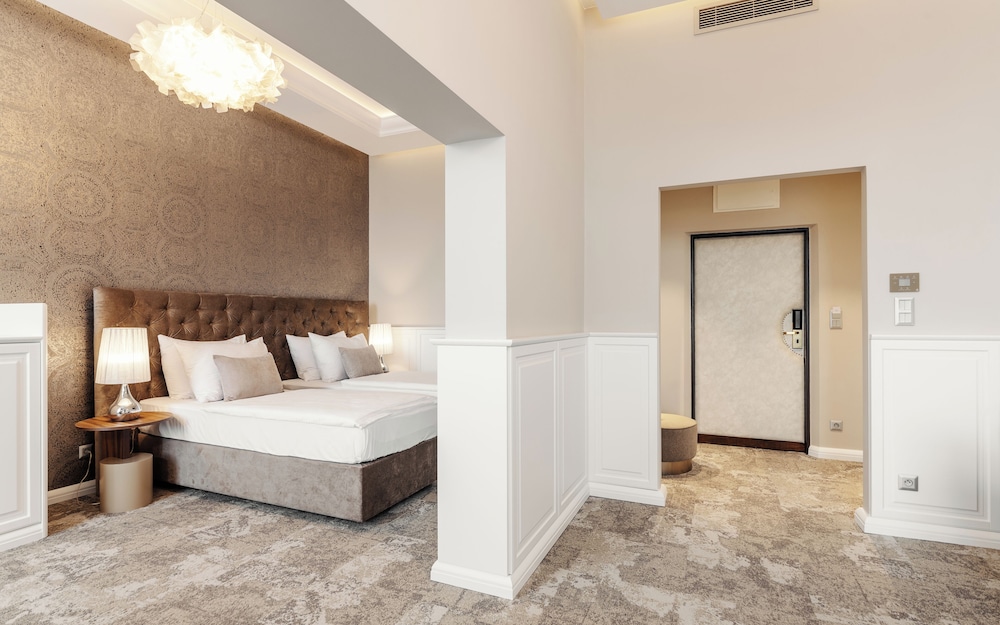 Executive Double Room, Bathtub - Photo 2