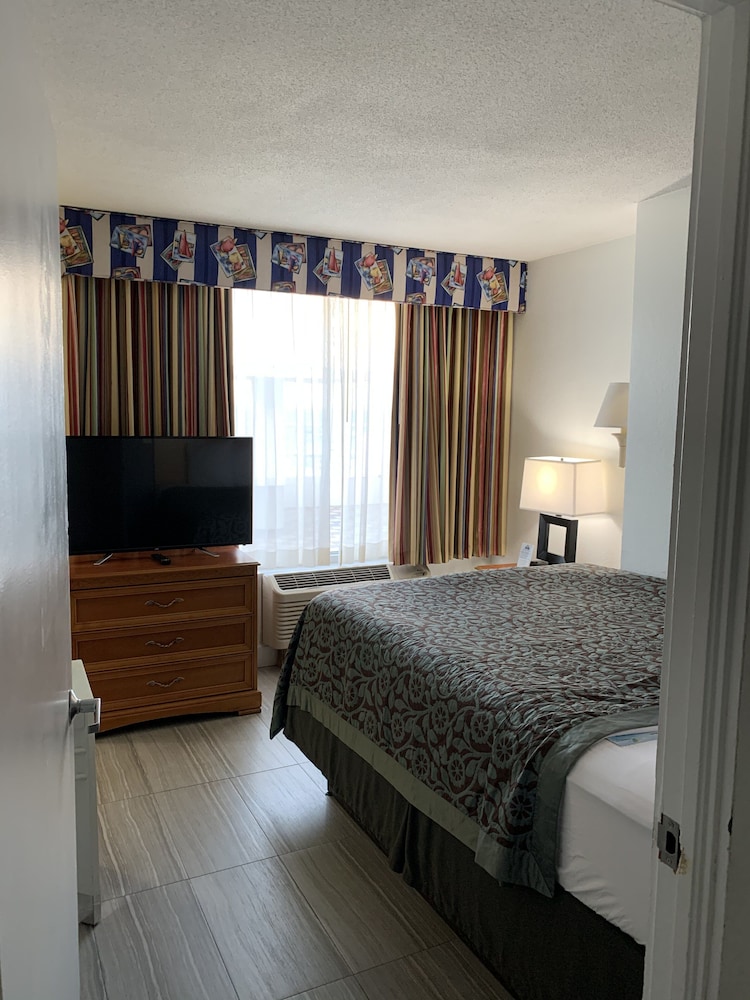 Deluxe Studio Suite, 1 King Bed, Hot Tub, Partial Ocean View - Photo 3