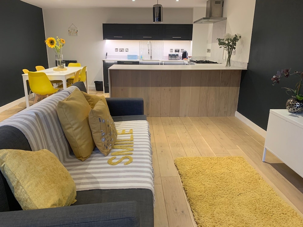 Duplex City Apartment *Parking Available* photo 1