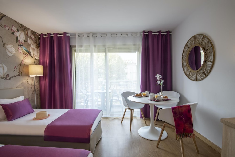 Prestige Triple Room - Photo 2