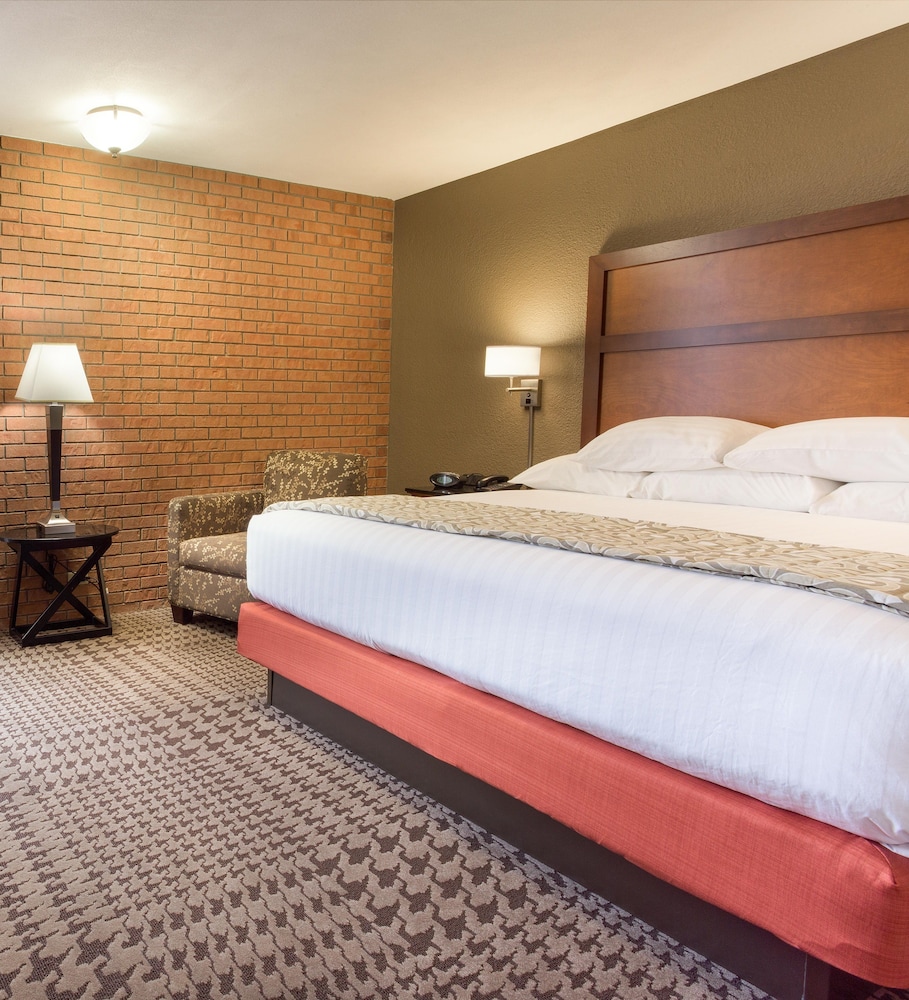 Deluxe Suite, 1 King Bed with Sofa bed, Refrigerator & Microwave (2 Rooms, Upper Floor) photo 3