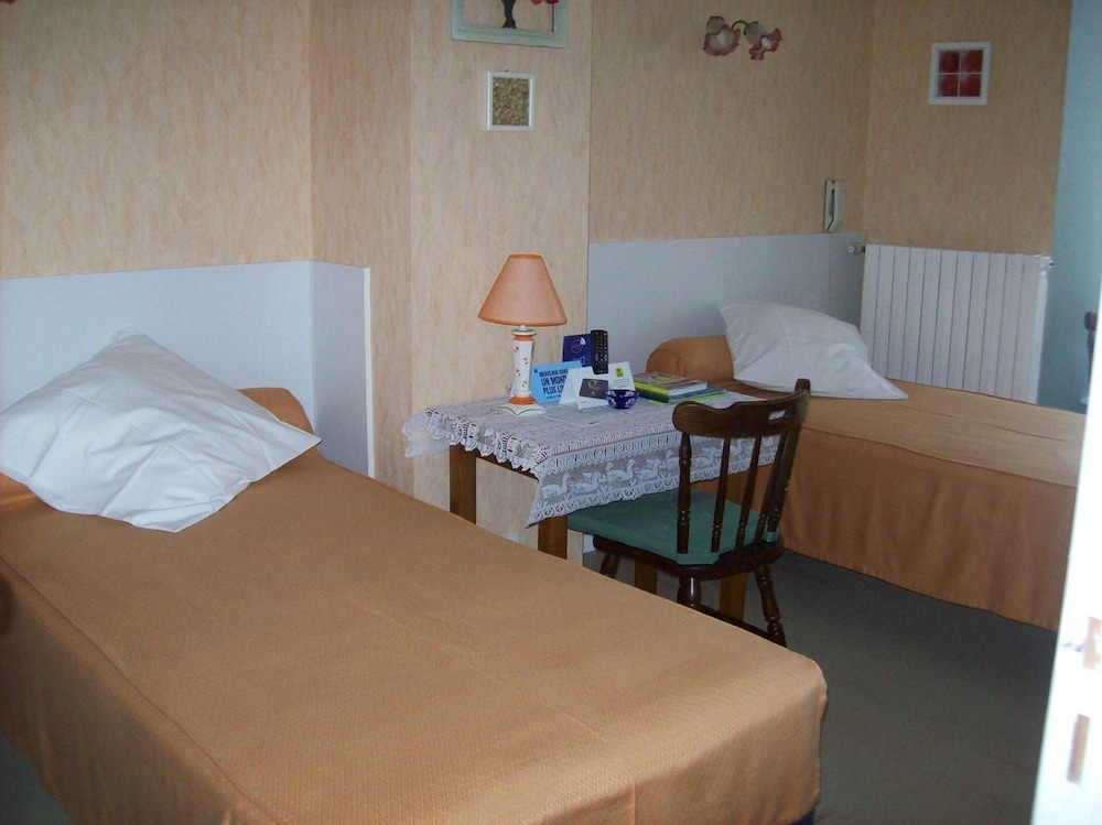 Standard Room, 2 Twin Beds photo 3