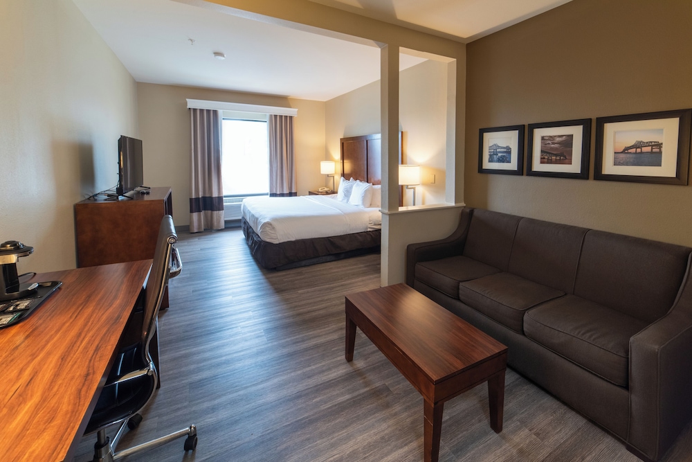 Suite, 1 King Bed - Photo 2