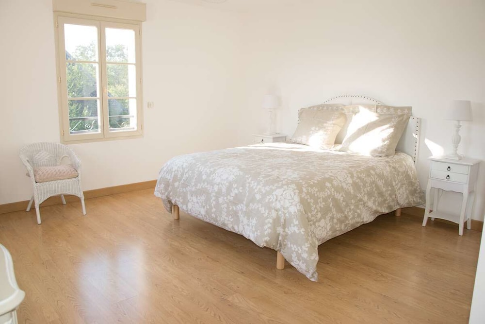 Double Room, with rolloway bed (Le Menil) photo 1