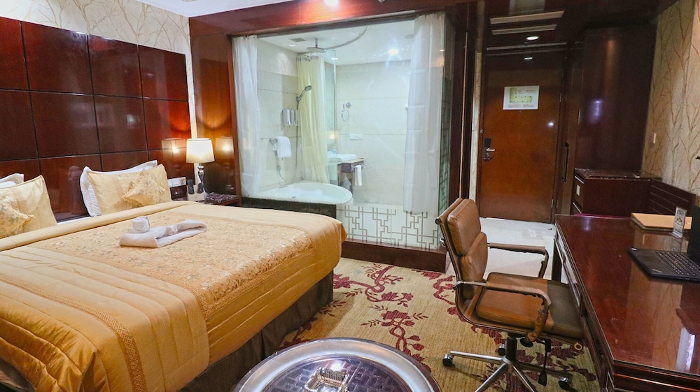 Executive Room with Jacuzzi Tub - Photo 19
