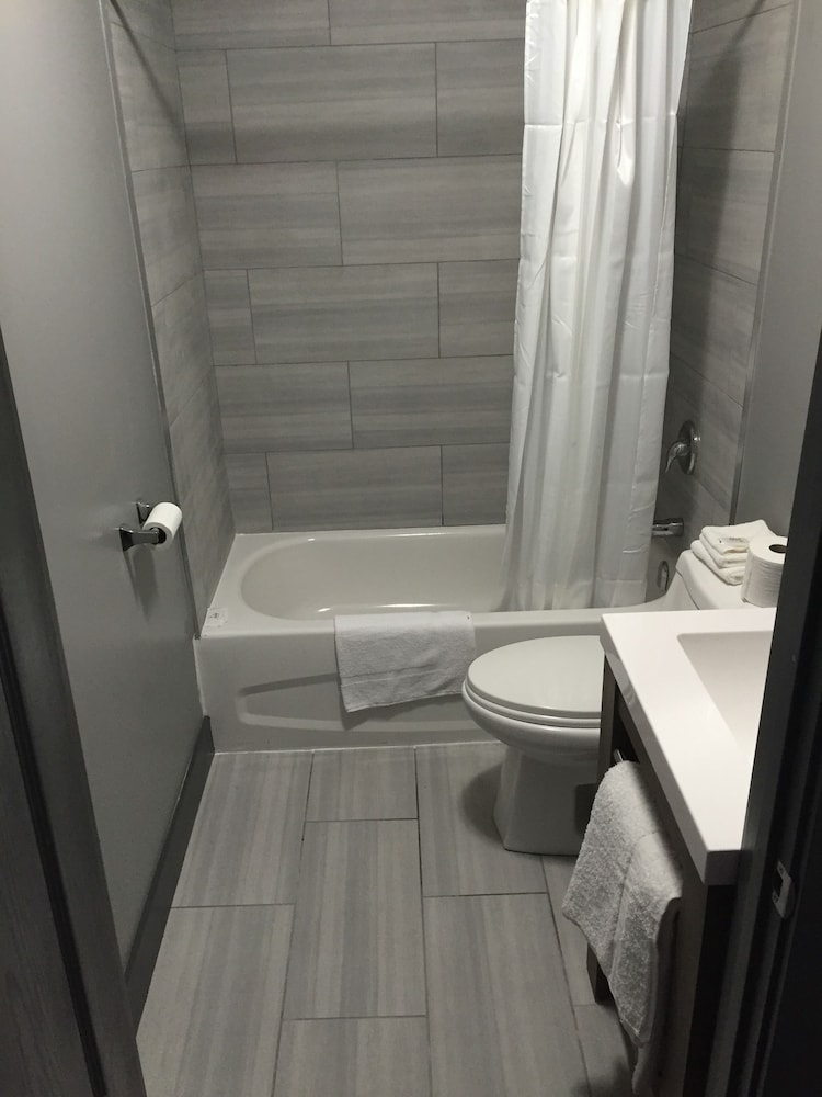 Standard Room, 1 Queen Bed photo 3