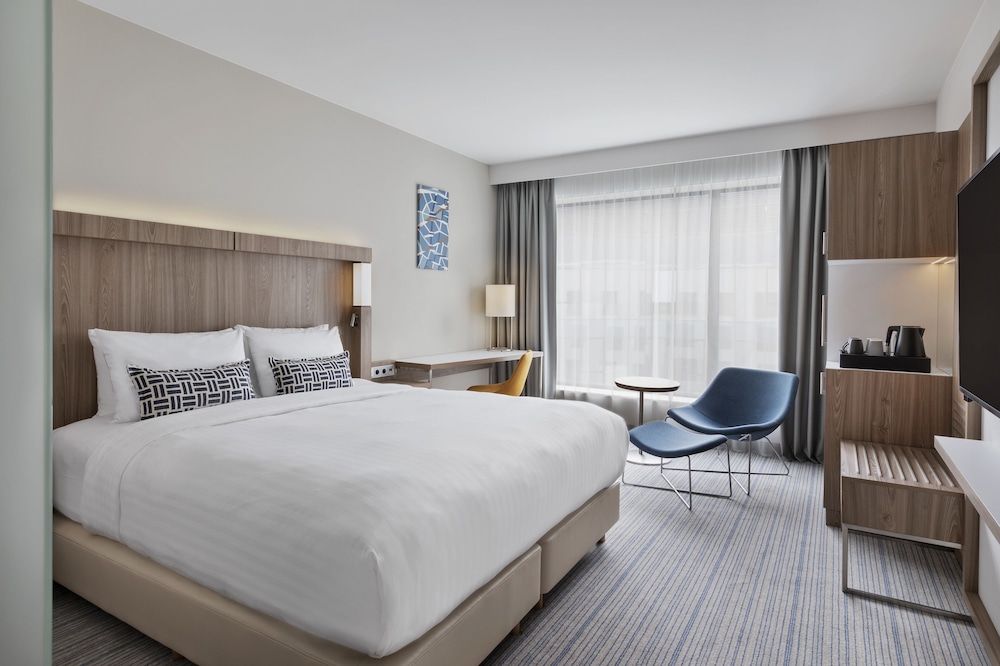 Standard Room, 1 King Bed, Courtyard View - Photo 5