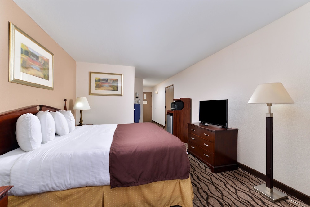 Room, 1 King Bed, Non Smoking photo 2