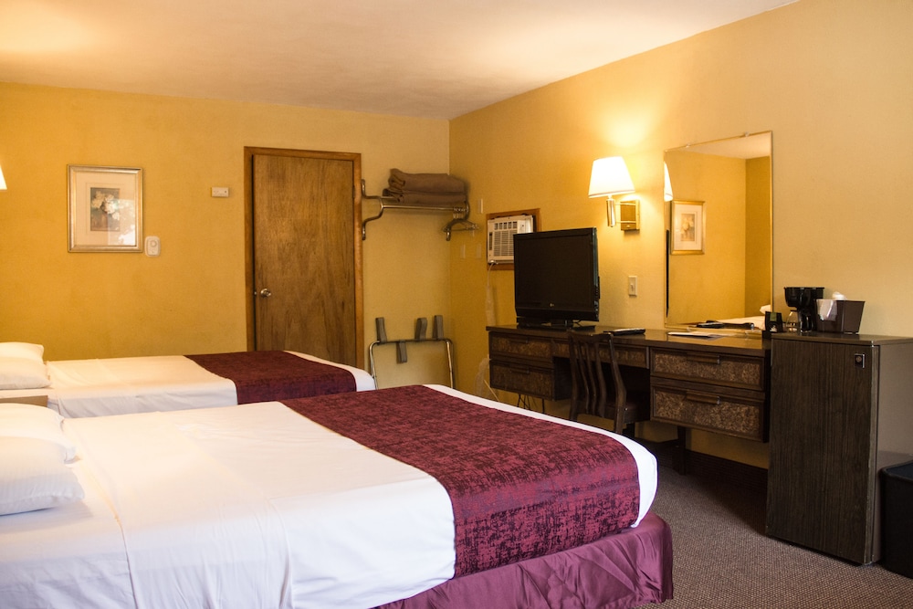 Room, 2 Queen Beds photo 1