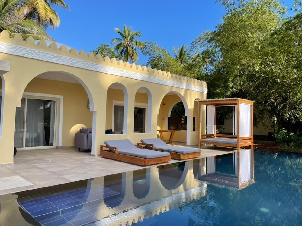 Villa with private pool photo 1