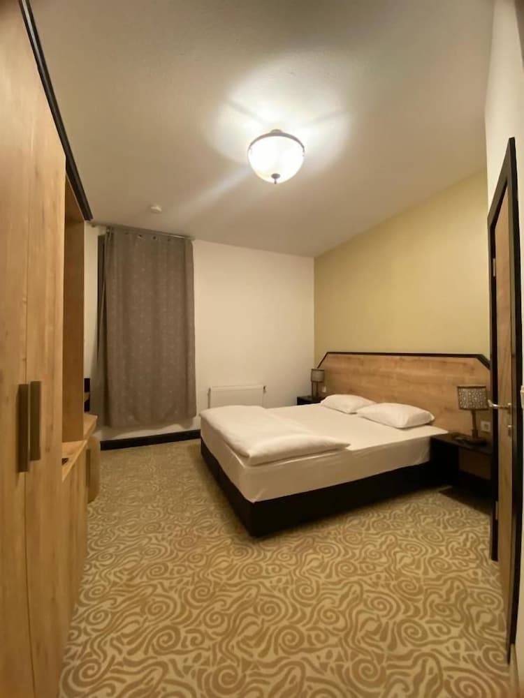 Basic Double Room, 1 Queen Bed