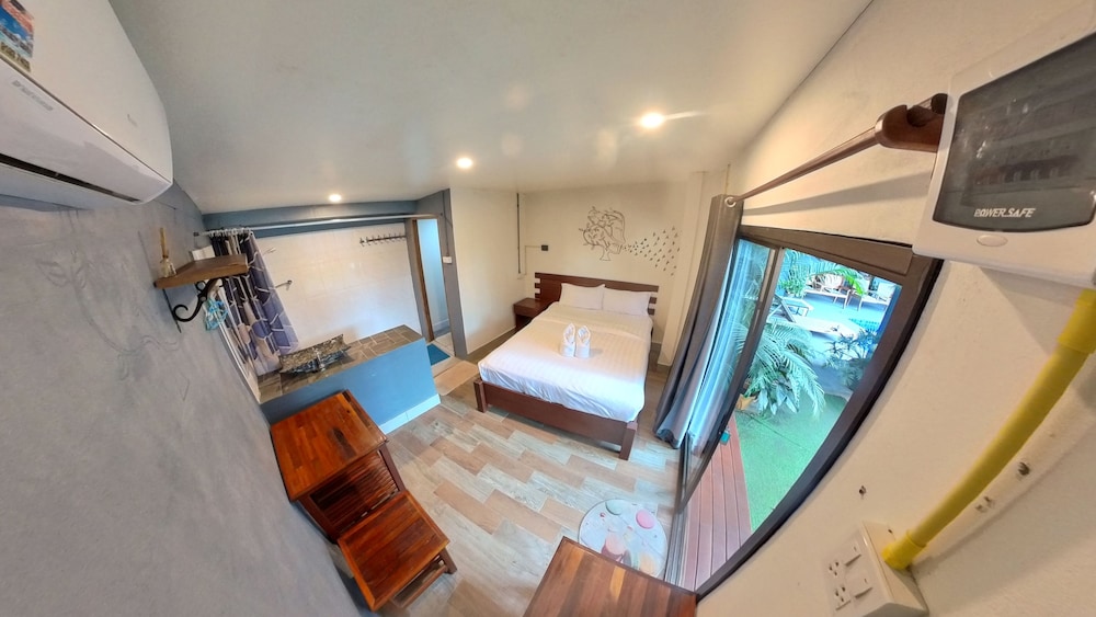 Comfort Cabin, 1 King Bed, Private Bathroom, Pool View photo 3