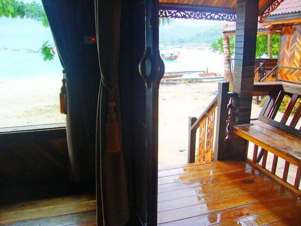 Beachfront Bungalow - Photo 4