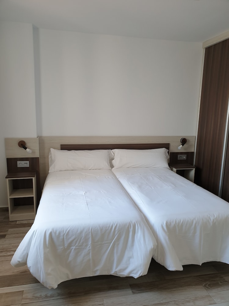 Standard Twin Room (8) - Photo 3