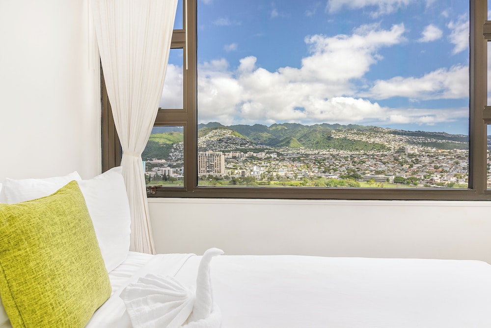 High Floor Mountain View Condo with 2 Beds and Parking: Condo, 1 Bedroom, Mountain View (0152) photo