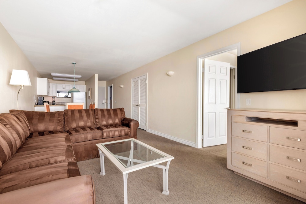2 Bedroom 1 King 2 Twins Suite No View Balcny - Photo 3