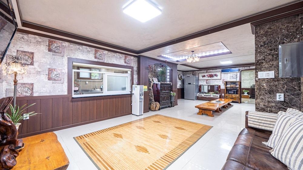 Basic Room, 2 Bedrooms (Keukrakjo) photo 1