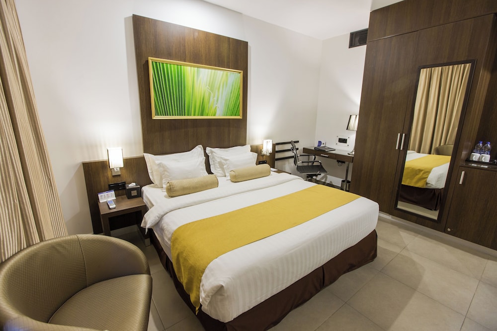 Standard Room, 1 King Bed, Non Smoking photo 3