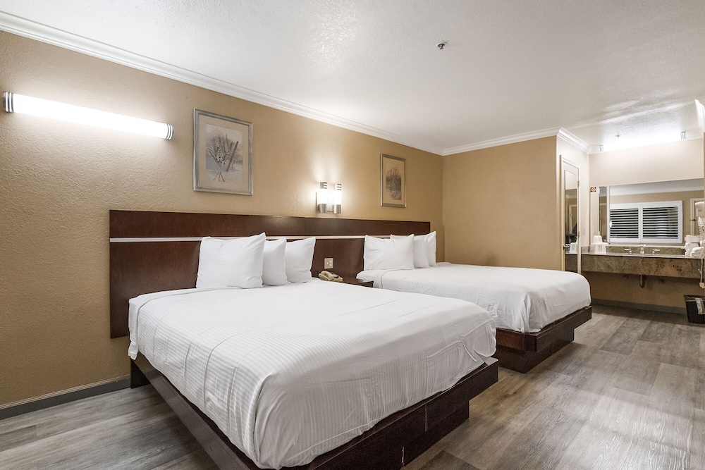 Standard Room, 2 Queen Beds, Non Smoking - Photo 2