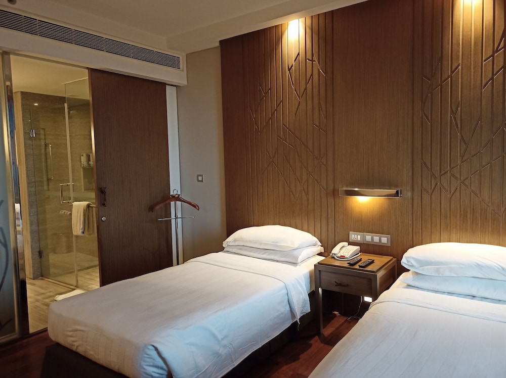 Deluxe Room, 1 Queen Bed (Room Assigned at Check-in) photo 2