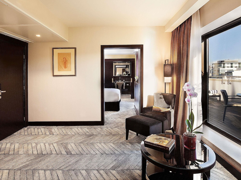 Prestige Suite, 1 King Bed, Lounge (High Floor)