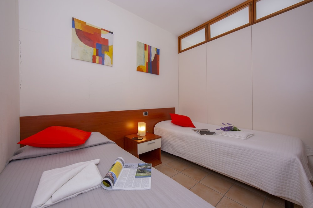 Family Apartment, 2 Bedrooms, Lakeside (Porto Letizia S7)