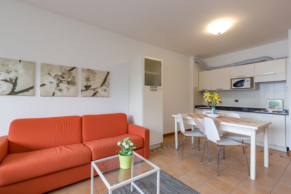 Family Apartment, 1 Bedroom, Lakeside (Porto Letizia P14)