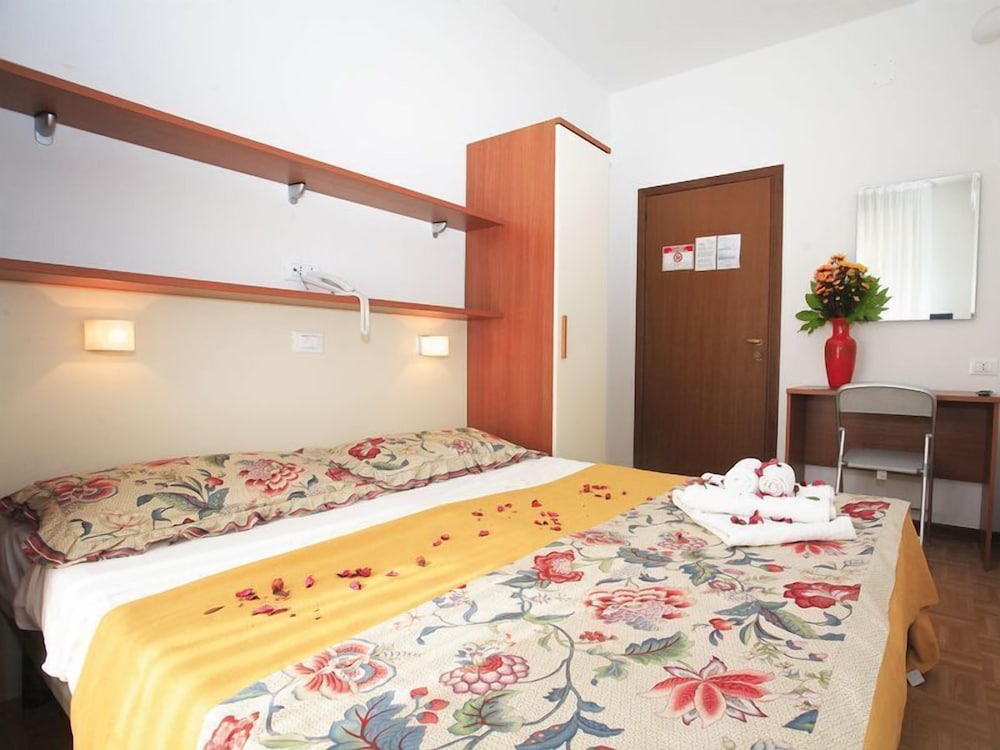 Double or Twin Room - Photo 7