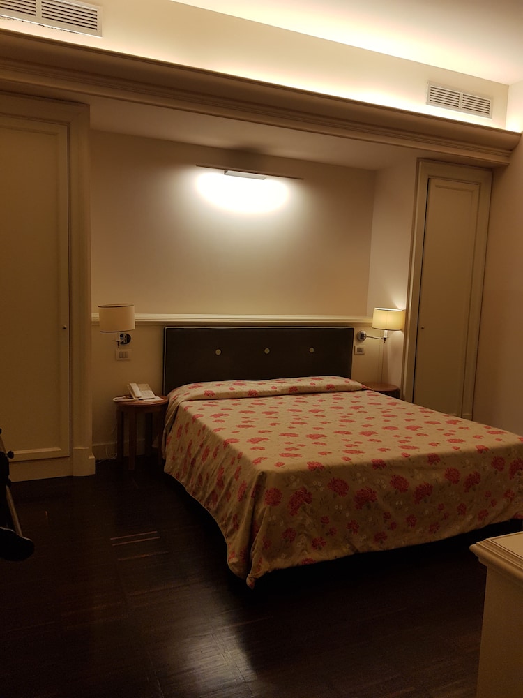 Classic Double Room Single Use photo 3