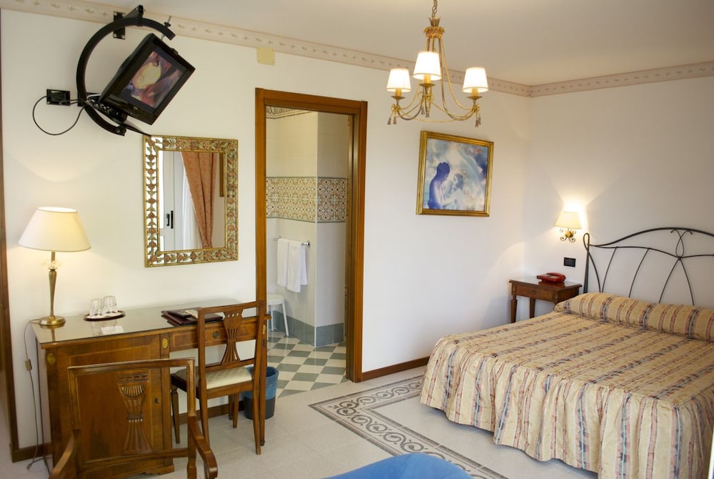Royal Room, Pool View