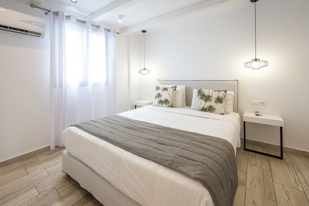 Suite (The White) - Photo 1