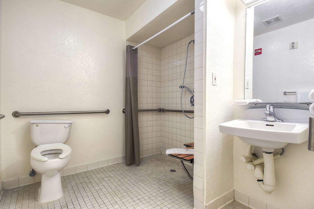 Standard Room, 1 Queen Bed, Accessible, Non Smoking photo 2
