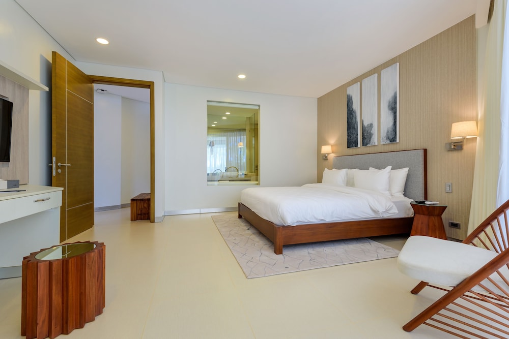 Premier Suite, Bathtub (One Bedroom Pool View) - Photo 5
