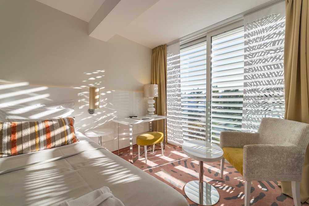 Two Double Rooms with Connecting Door 44 m2 Courtyard/Park View with French Balconies photo 2