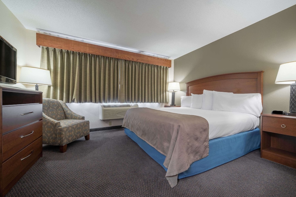 Deluxe Suite, 1 King Bed, Non Smoking (First Floor)