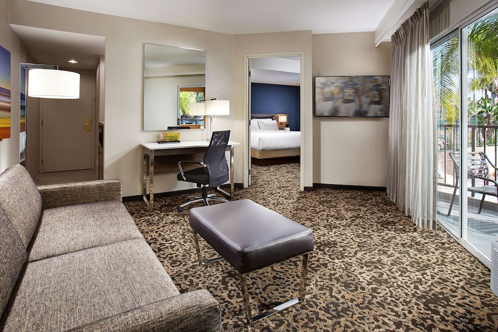 Suite, 1 Bedroom, Balcony - Photo 3