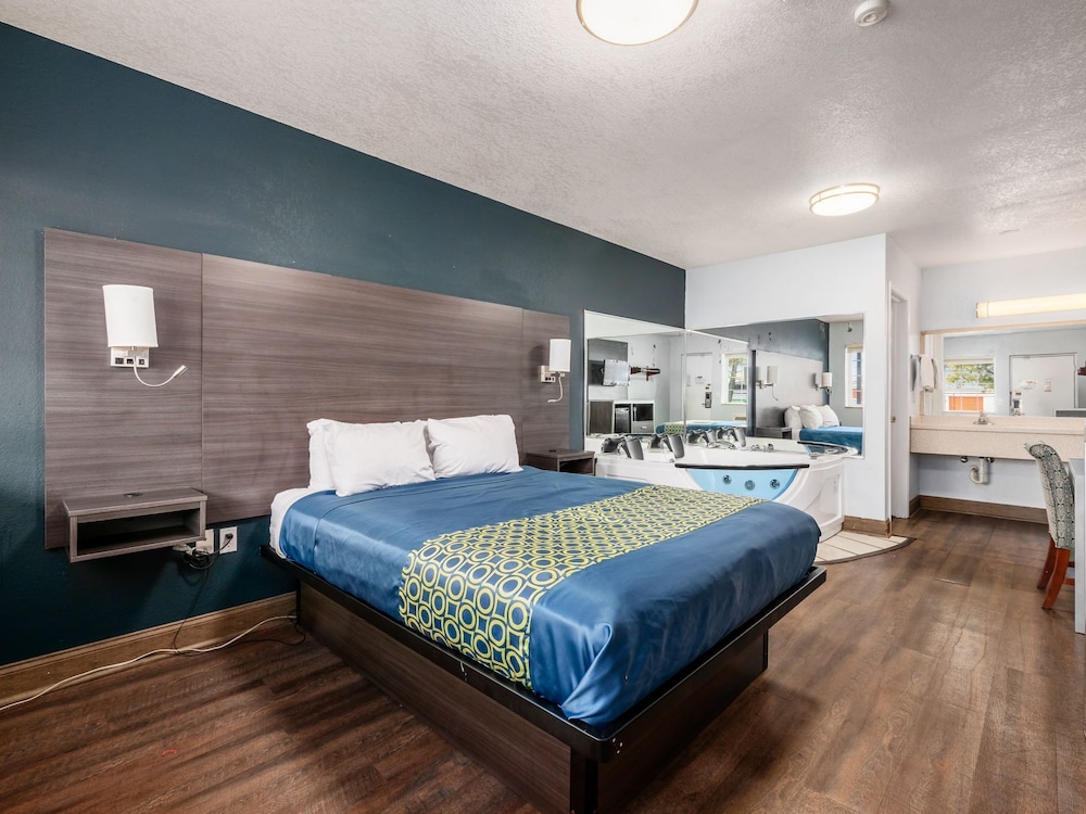 Room, 1 King Bed, Accessible Bathtub - Photo 7