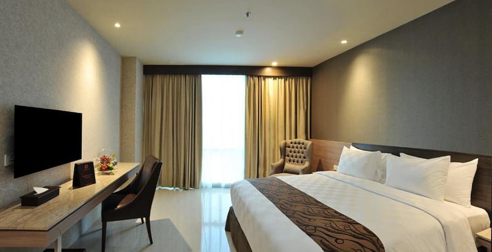 Deluxe King - Room Only photo 3