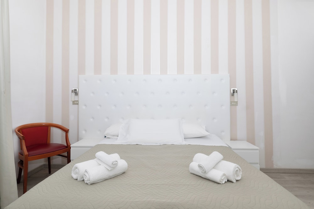 Double Room, 1 Double or 2 Twin Beds