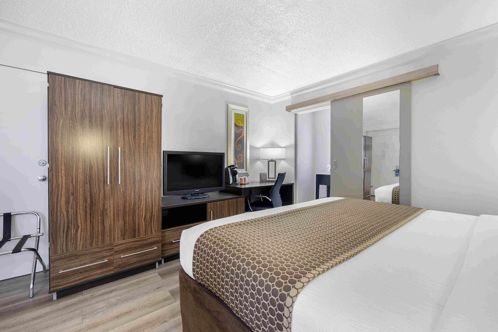 Standard Room, 1 Queen Bed, Non Smoking - Photo 1