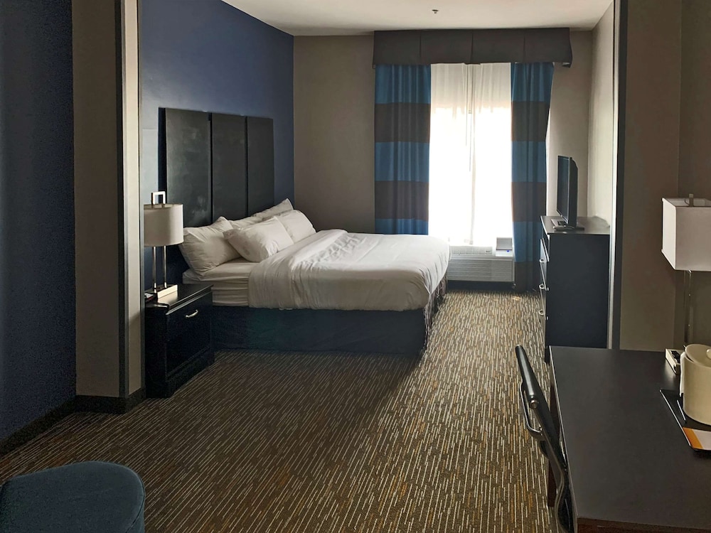 Standard Room, 1 King Bed, Non Smoking - Photo 1