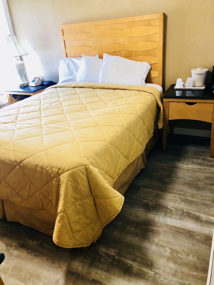 Standard Room, 1 Queen Bed photo 1