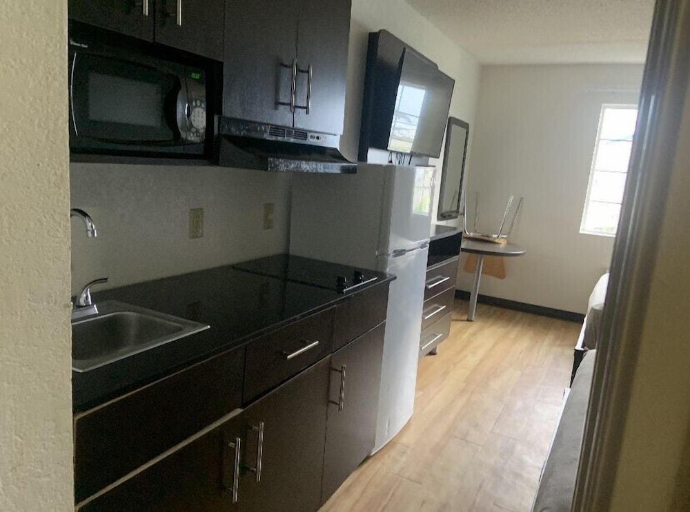 Standard Suite, 1 King Bed, Non Smoking, Kitchen photo 1