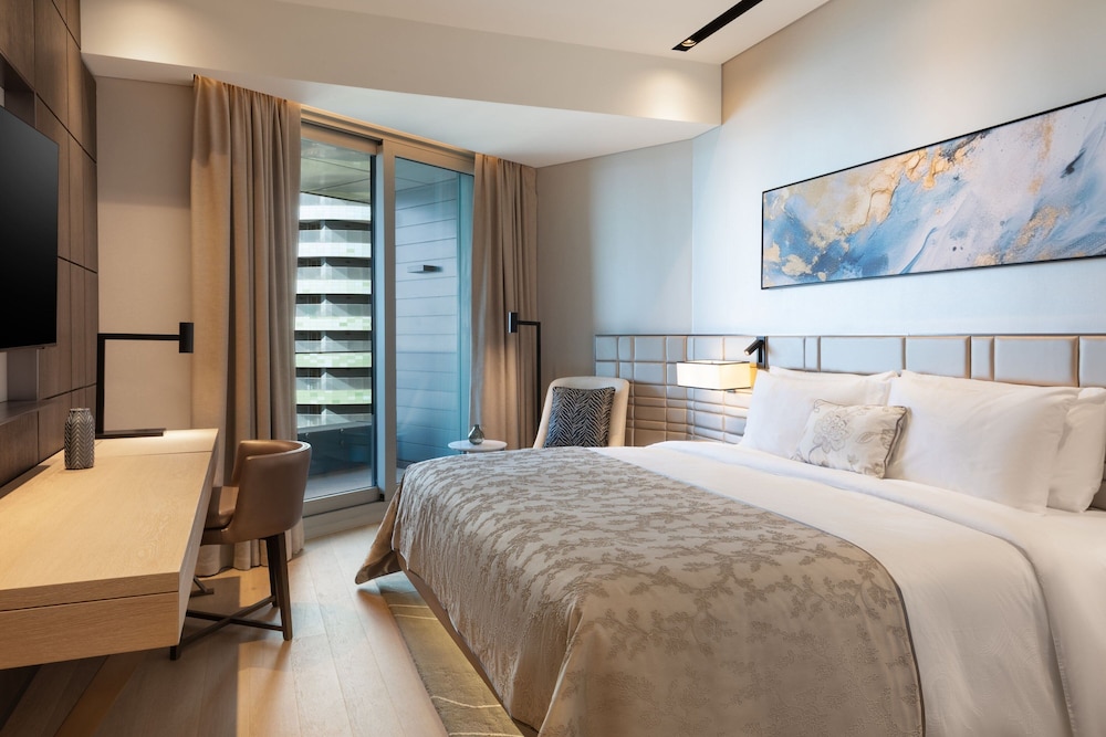 Extensive Three Bedroom Residence, Executive lounge access, 2 King, 3 Twin, Sea view, Balcony