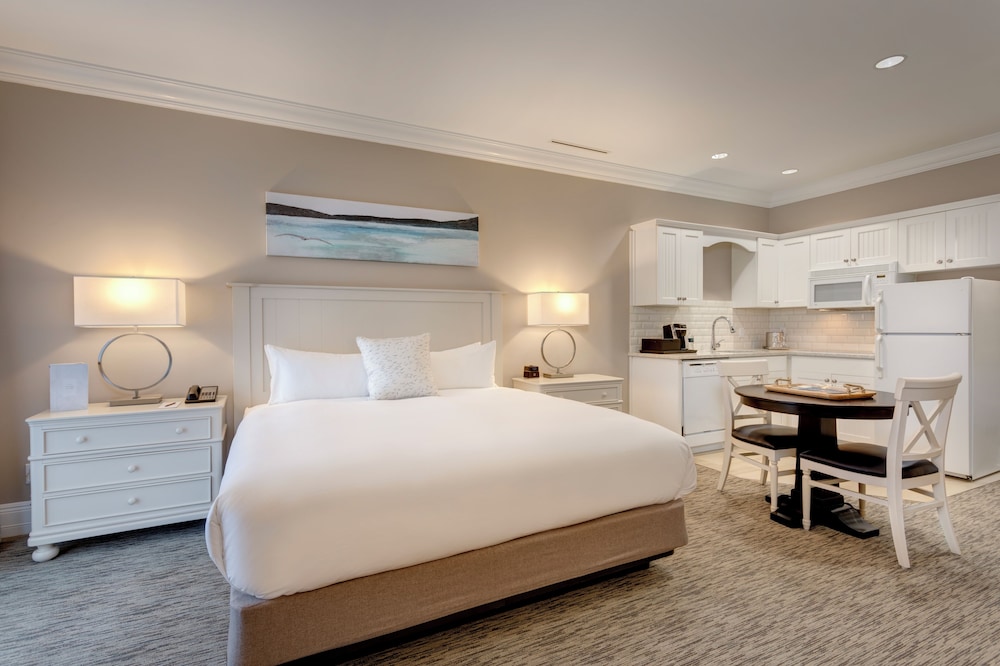 Grand Room, 1 King Bed, Lake View