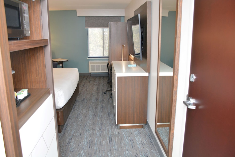 Room, 1 King Bed - Photo 2