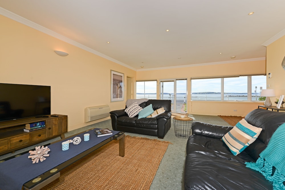 2 Bedroom Beachfront, Self-contained and Self-catering Apartment photo 3