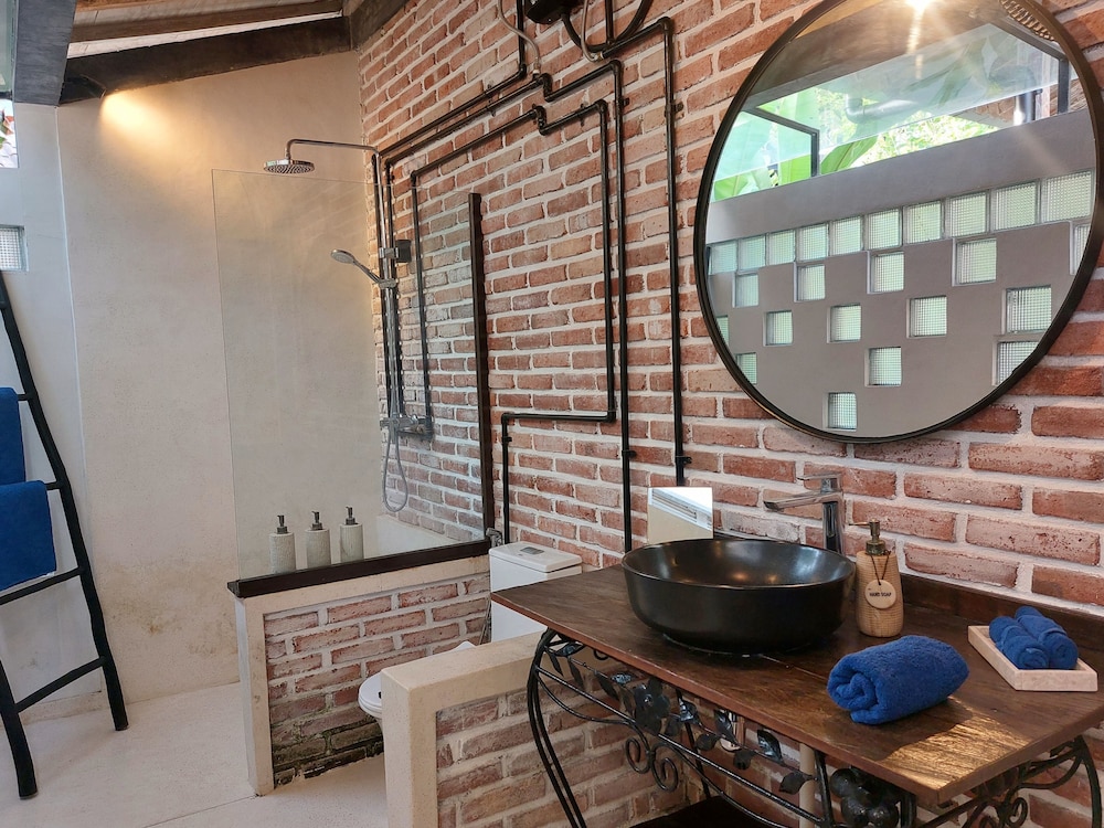 Deluxe Double or Twin Room, 1 King Bed, Private Pool, Poolside photo 2
